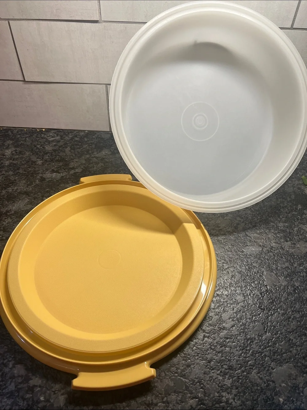 Vintage Tupperware pie keeper. This will hold a 9 inch pie. New without tags